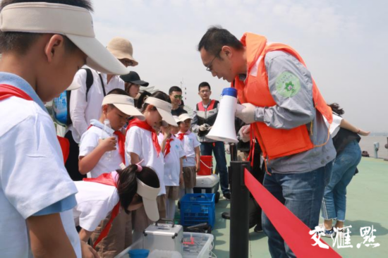 南京&ldquo;长江大保护小使者&rdquo;在南京环境监测中心工作人员指导下采集江水样品。