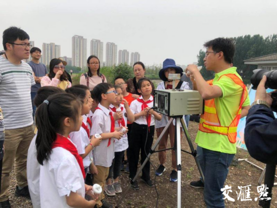 镇江红旗小学学生在润州水源地采样。