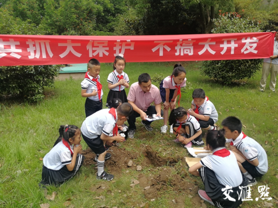 常州小学生在长江新北区魏村水质自动站采样。