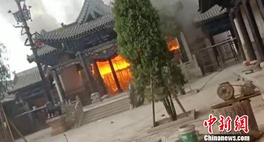 图为附近居民拍摄的火灾现场。　视频截图 摄