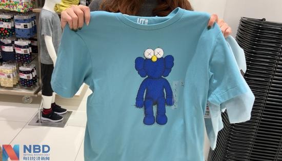 一位顾客向记者展示自己好不容易淘到的联名款 （图片来源：每经记者 王帆 摄）