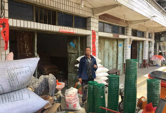   杨志芬站在当年的案发现场&mdash;&mdash;门店房前和邻居打招呼