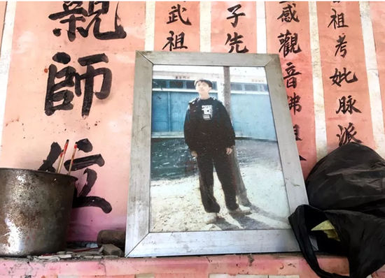  杨家门店房外厅摆着杨韬生前的照片