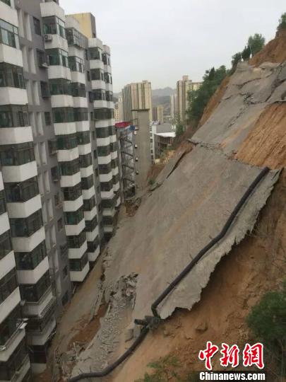 山西吕梁一居民住宅楼后护坡滑落被困5人已疏散