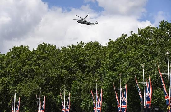 当地时间6月3日，美国总统特朗普和第一夫人梅拉尼娅乘坐&ldquo;海军一号&rdquo;前往白金汉宫。/视觉中国