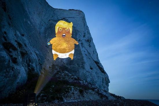 当地时间6月1日，活动人士在多佛白崖上用投影展示&ldquo;特朗普宝宝&rdquo;的形象。/视觉中国