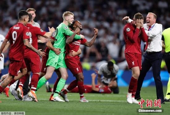 利物浦2:0击败托特纳姆热刺捧起欧冠奖杯。