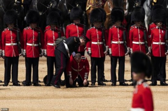 资料图片:英军军医将晕倒士兵抬走。(图片来源于网络)