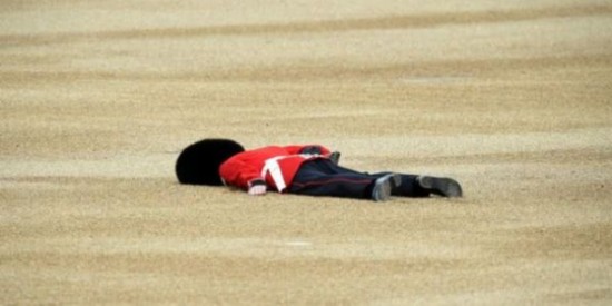 资料图片:图为晕倒在地的英国近卫军士兵。(图片来源于网络)