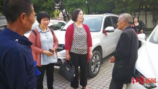 老人亲属及社区工作人员到江油接老人回