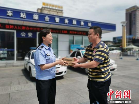 湖北公安机关高考前将14张身份证送到襄阳