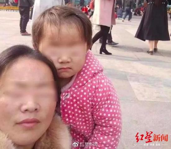 王凤雅生前与母亲合影