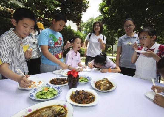 　　孩子们品尝&ldquo;五黄宴&rdquo;。记者　张健摄