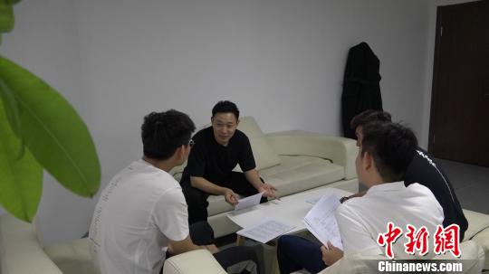 &ldquo;90后&rdquo;咖啡店老板转型说脱口秀：历尽艰辛终让粉丝开心一笑