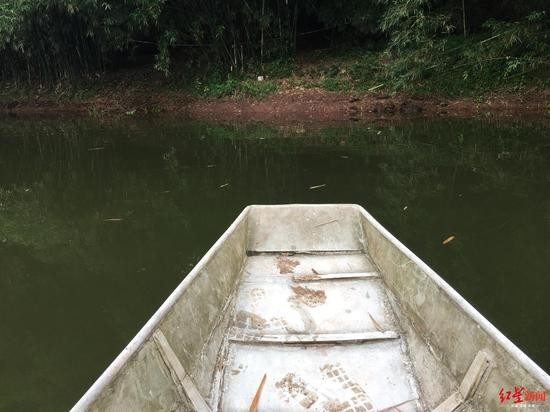 船首对面就是孩子们下水位置