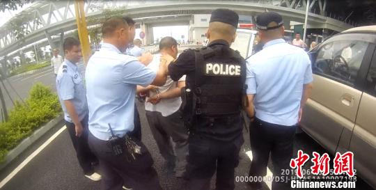 负案老公假装朋友&ldquo;探看&rdquo;落网妻夫妻双双落网