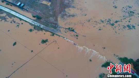 6月8日，无人机航拍江西省吉安市泰和县石山乡上居村、洲下村，农田受淹、道路中断，一片泽国。　邓和平 摄