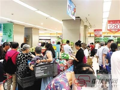  粽子好吃但也不能多吃哦！图为市民在超市选购粽子。