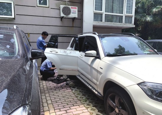 民警在现场调查。　　记者叶永春摄