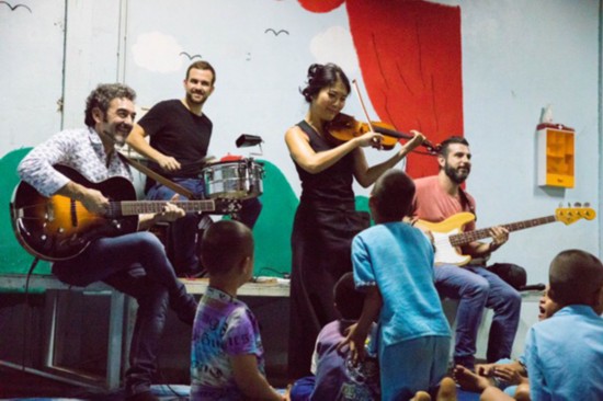 张樟乐队为泰国流动人口子女演奏