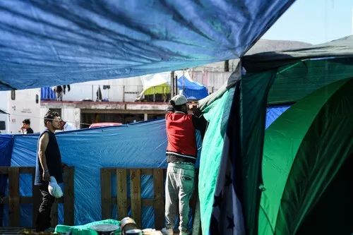 在美墨边境城市&mdash;&mdash;墨西哥的蒂华纳，大量中美洲移民聚集于此，其中包括许多妇女和儿童，他们中的大多数人希望能够通过合法途径进入美国。新华社记者辛悦卫摄