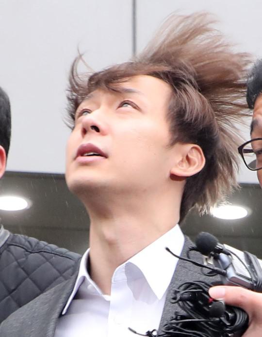  朴有天被批捕前，抬头望天。（韩媒news 1）