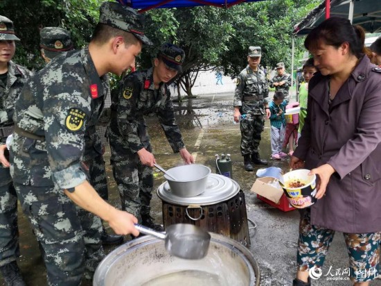 武警官兵赶赴震中 搜救被困群众