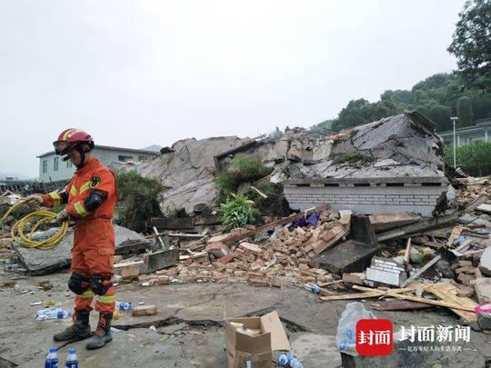  图为男孩的家。二层小楼已彻底变为一片废墟。