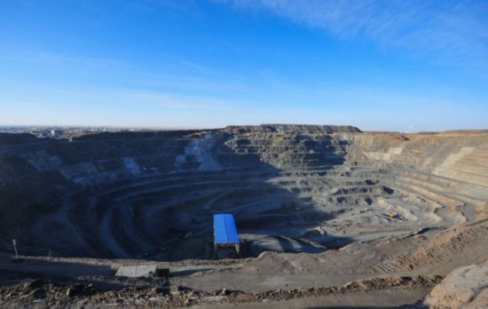 图说:内蒙古自治区包头市境内的白云鄂博矿区。(新华社)