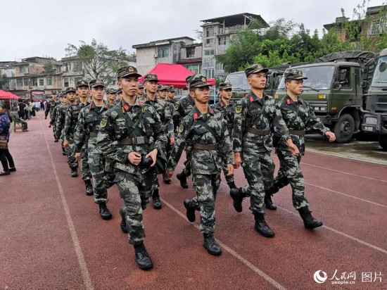 武警官兵赶赴震中 搜救被困群众