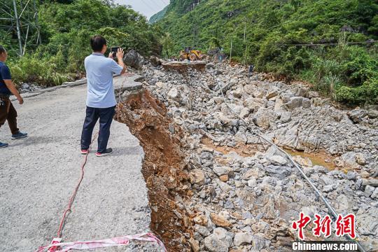 图为塌方的路段 陈冠言 摄