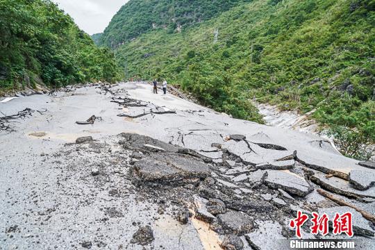 图为被损坏的道路 陈冠言 摄