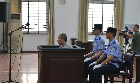 "杀害狱警,刺伤法官"案被告人一审被判死刑