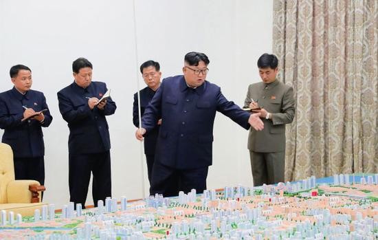  2018年11月16日，朝鲜最高领导人金正恩在审核指导朝鲜边境城市新义州市建设总体规划时表示，这项工作非常重要，要将新义州市建设成为“公园城市”。图/新华
