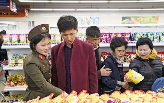 4月15日，新开业的平壤大城百货商店，朝鲜民众在超市里选购商品。摄影/汪许凯