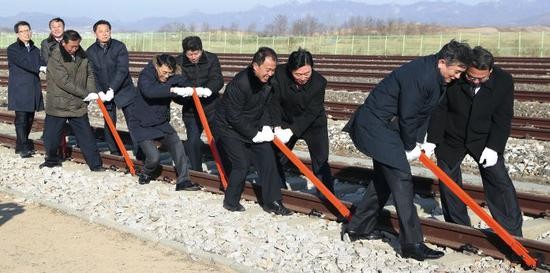  2018年12月26日，朝鲜和韩国在位于朝鲜开城市的板门店举行京义线和东海线铁路及公路连接工程动工仪式。图/新华