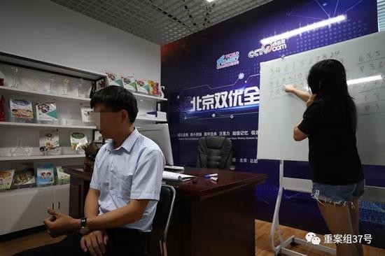  ▲该机构教师在为记者展示速记一连串不规律数字。新京报记者 王飞 摄