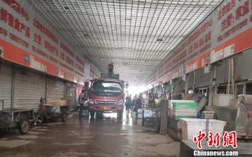 图为北京岳各庄批发市场。 谢艺观 摄