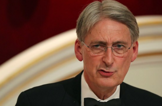 英国财政大臣菲利普&middot;哈蒙德则继续他的演讲。（图源：每日邮报）