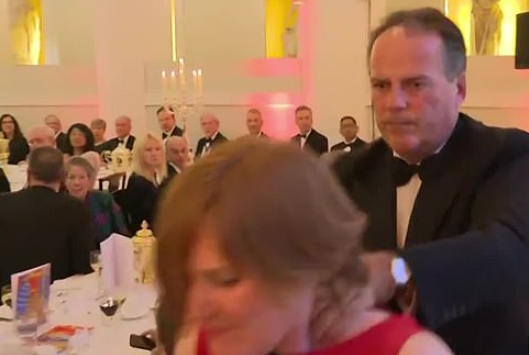 抗议者被菲尔德&ldquo;扭送&rdquo;出门。（图源：每日邮报）