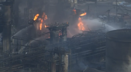 消防员在现场灭火（美国哥伦比亚广播公司）