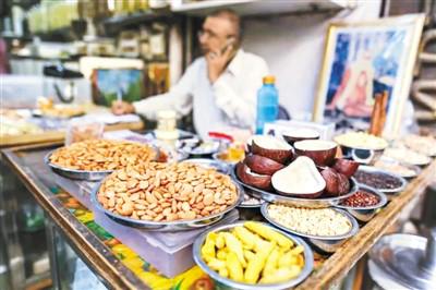 自6月16日起，印度政府对包括杏仁、核桃在内的29种美国商品征收额外关税。图为印度一家坚果店。（资料图片）