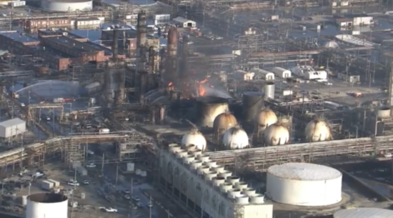 炼油厂发生火灾（美国哥伦比亚广播公司）