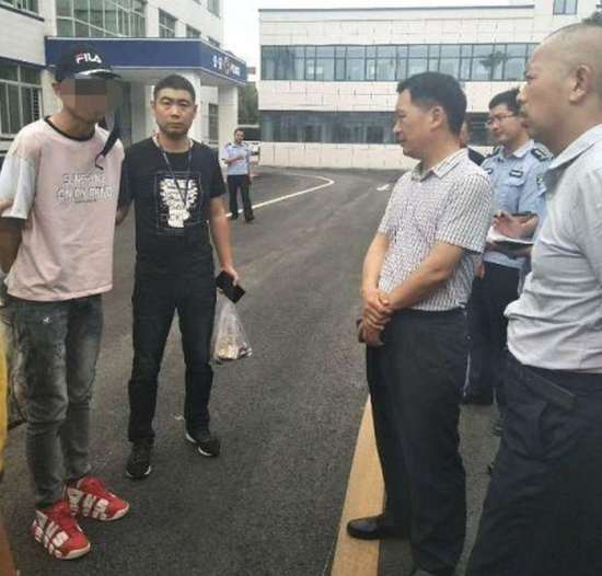 6月19日凌晨，李某骑电动车将行李箱扔进离出租屋5公里左右的小清河内。图片来源：湖北襄阳高新公安分局