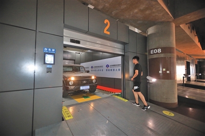 停车机器人将车辆送到车库门口,随后车库门打开,可将车辆开走。