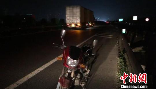 男子高速骑摩托车逆行10公里迎面8位车辆驾驶员报警