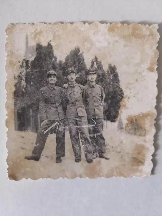 陈进德（最右）和战友的合照