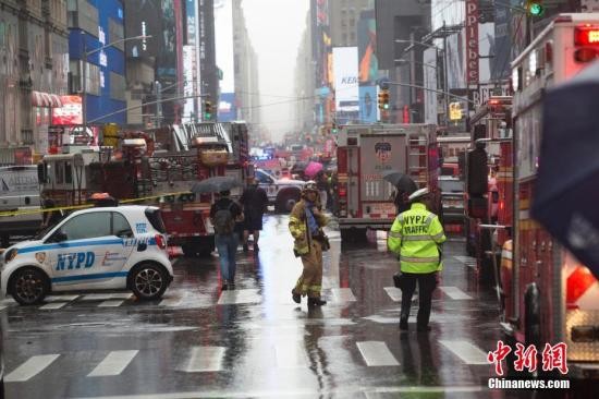 当地时间6月10日，一架直升机坠毁在纽约曼哈顿一座摩天大厦楼顶，直升机驾驶员在事故中丧生。 这栋大楼位于时代广场北端街区。中新社记者 廖攀 摄
