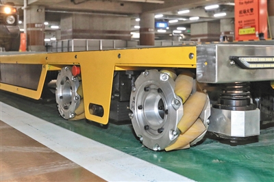 昨日,首都机场智能停车场,停车机器人使用全向轮。