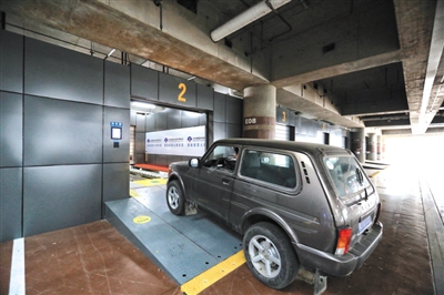 车辆停在泊车房门口,显示屏出现“请停车“标志时,司机可熄火下车。